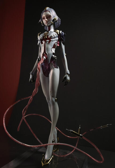 The IV tubes have an internal wire that allow posing of the umbilical cords.